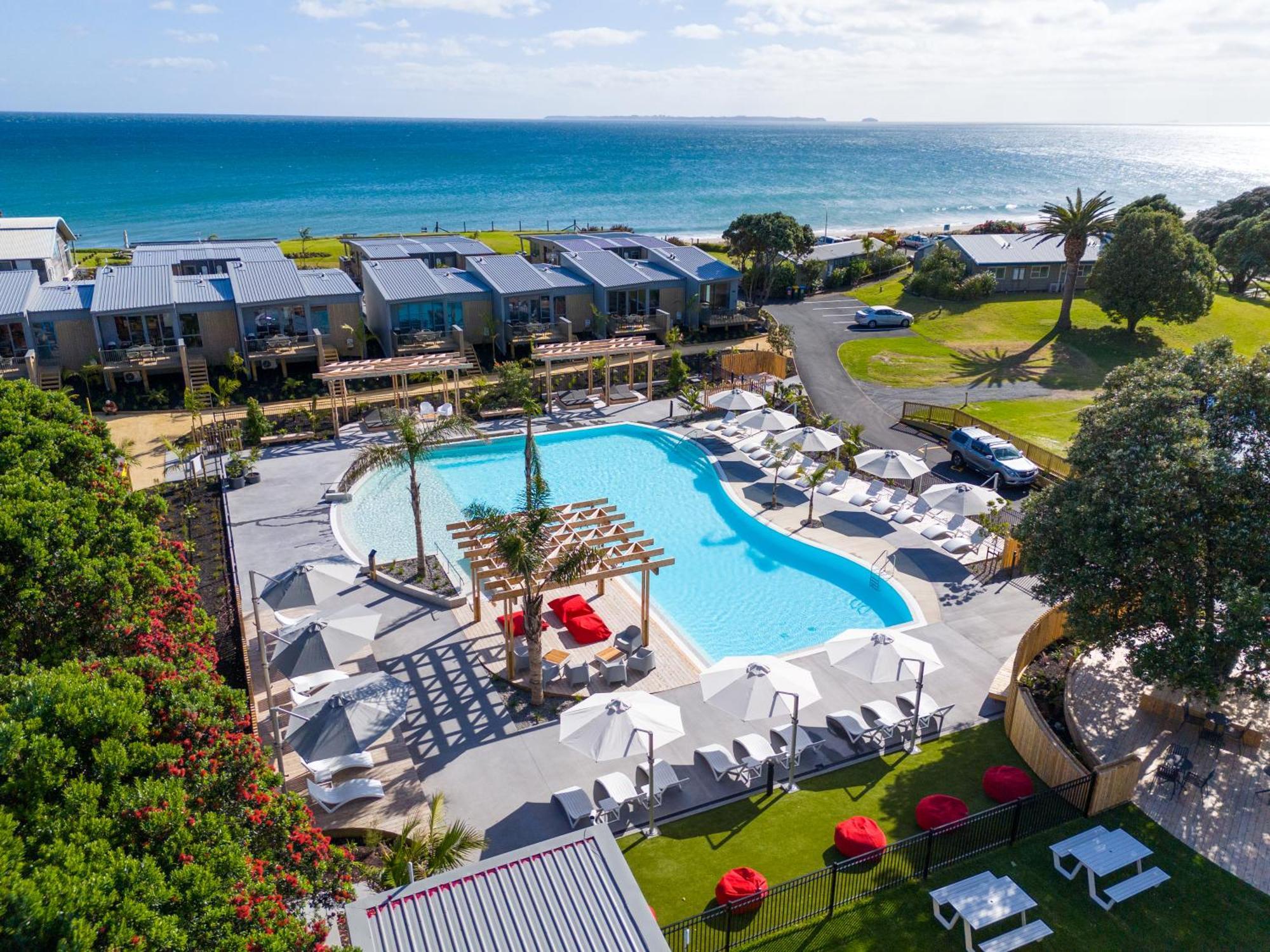 Tasman Holiday Parks - Papamoa Beach Esterno foto Aerial view of the pool at the Bay of Plenty Resort