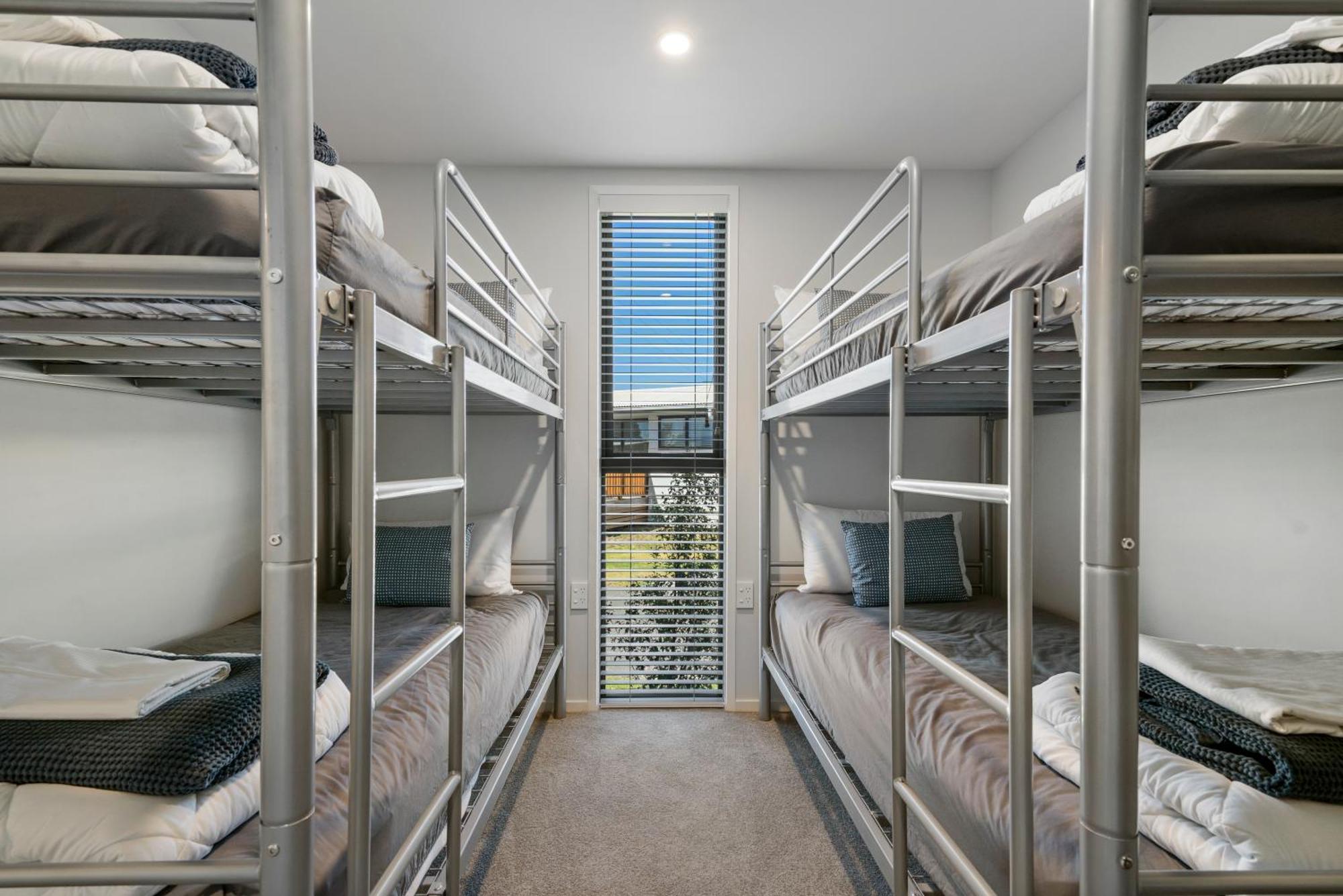 Tasman Holiday Parks - Papamoa Beach Esterno foto Bunk beds in a hostel