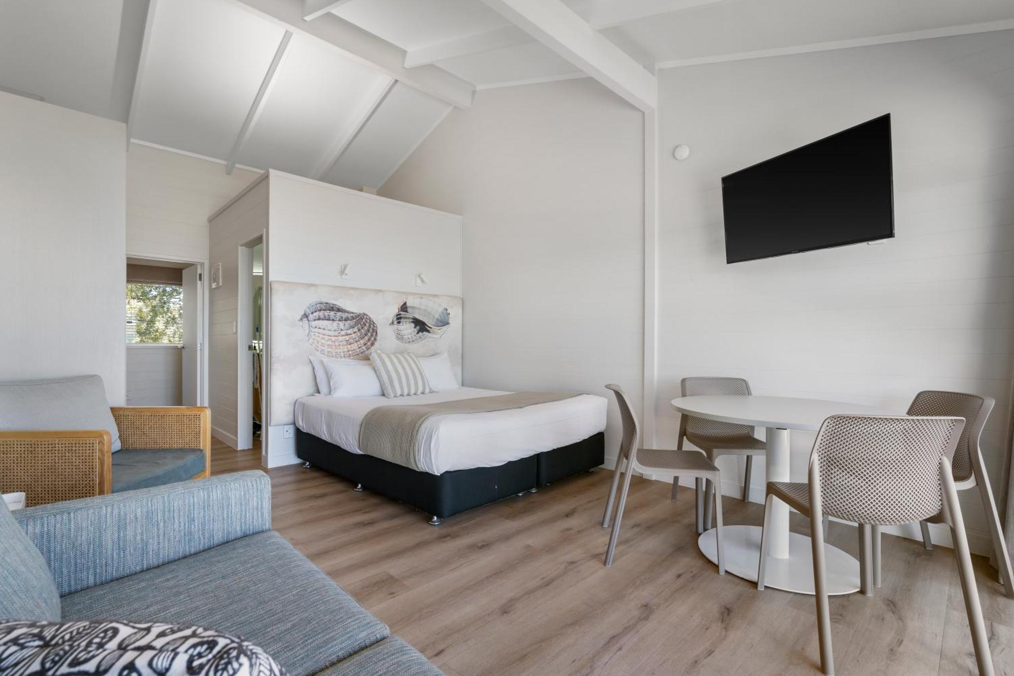 Tasman Holiday Parks - Papamoa Beach Esterno foto A typical studio apartment