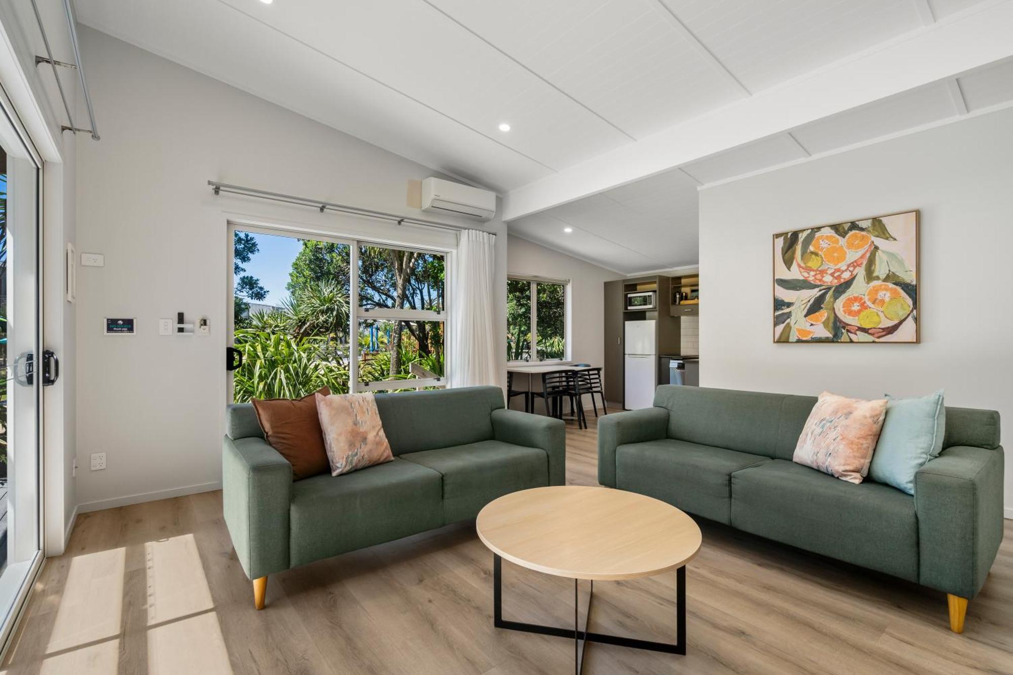 Tasman Holiday Parks - Papamoa Beach Esterno foto Living room