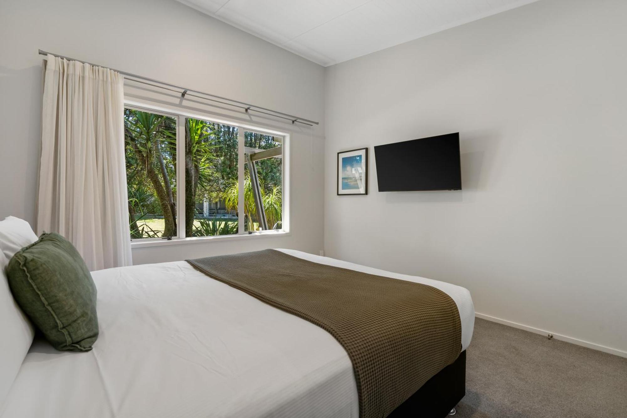 Tasman Holiday Parks - Papamoa Beach Esterno foto A bedroom at the hotel