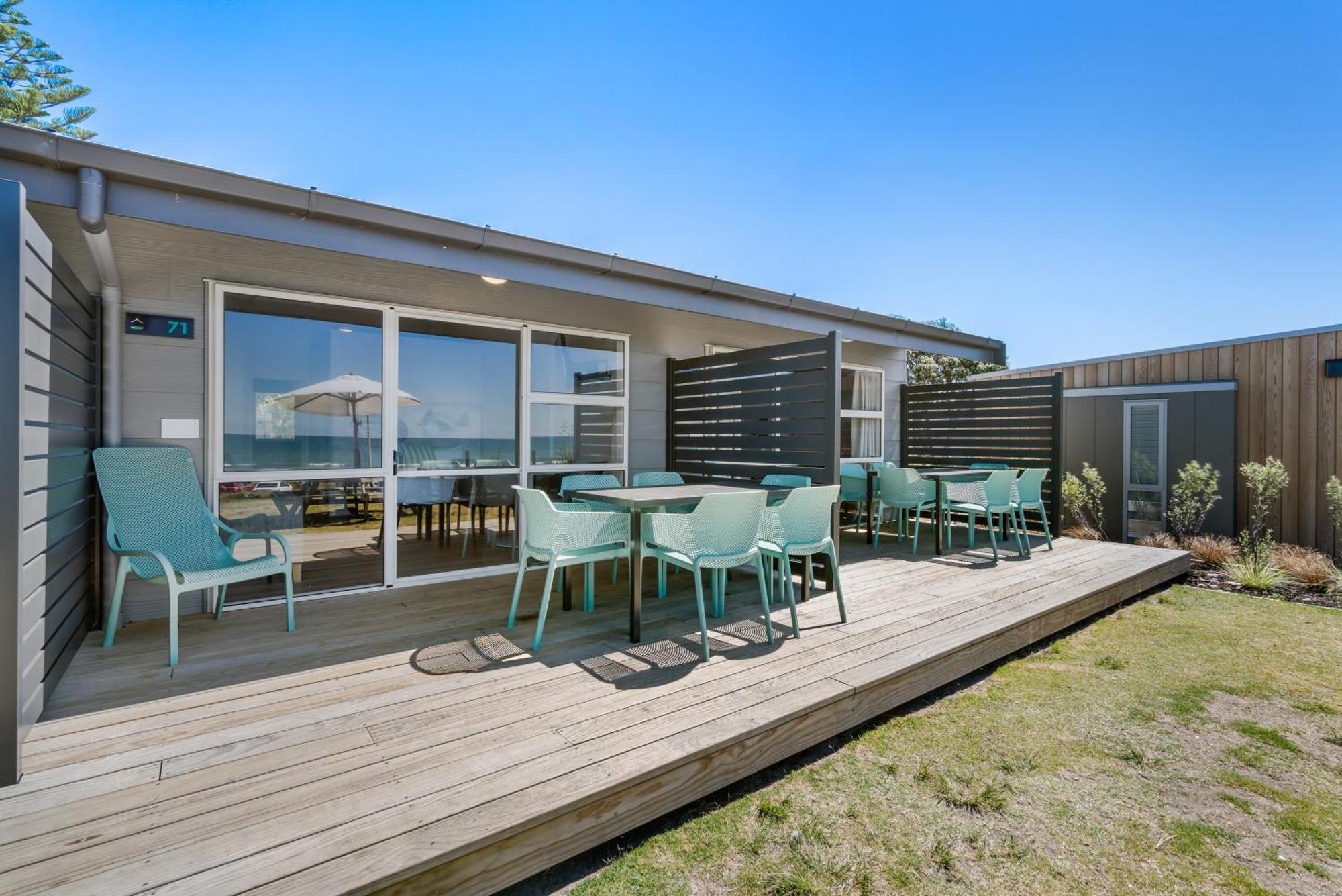 Tasman Holiday Parks - Papamoa Beach Esterno foto The deck at the beach house